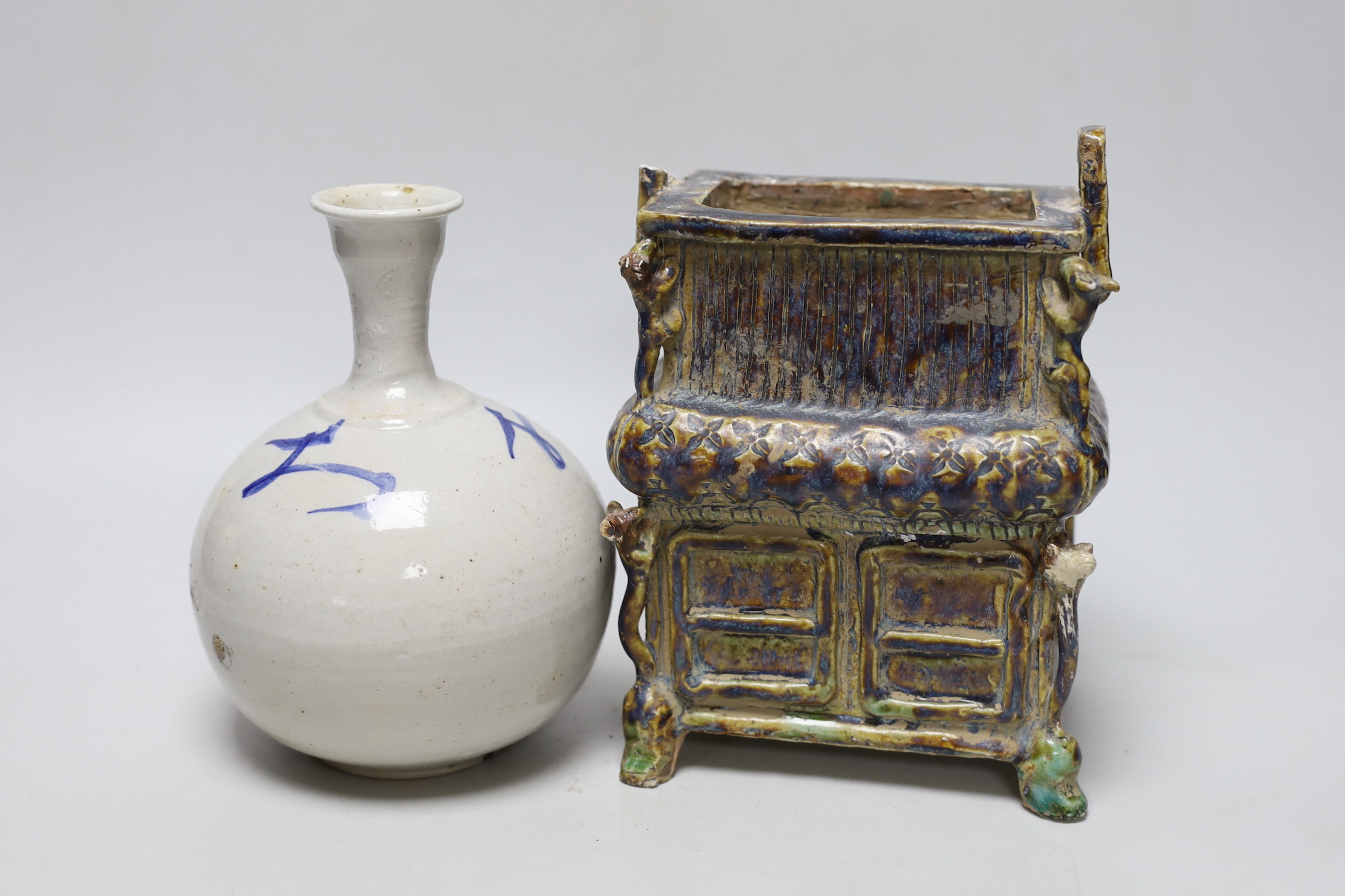 A Korean porcelain bottle vase and a Chinese archaistic planter, vase 18cm high